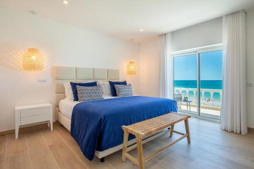 1 dormitorio con 1 cama y vistas al océano en Beach View Apartment Praia da Luz by Blue Diamond, en Luz