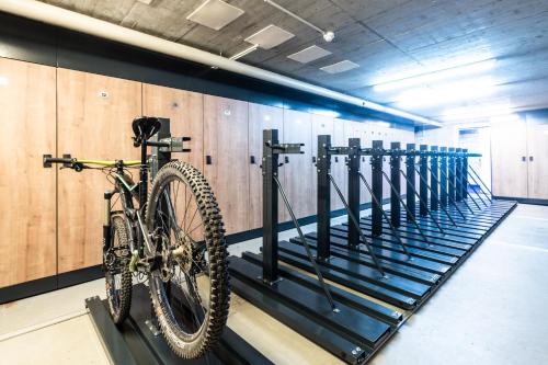 Gimnasio o instalaciones de fitness de Hotel Lenzerhorn - Alpine Stay, Spa & Savour