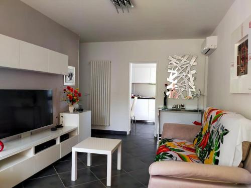 a living room with a couch and a tv at Cigalou 2km Marina Olympique - Parking gratuit in Marseille