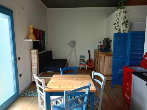 a kitchen with a table and chairs in a room at Jazz House in Solanas