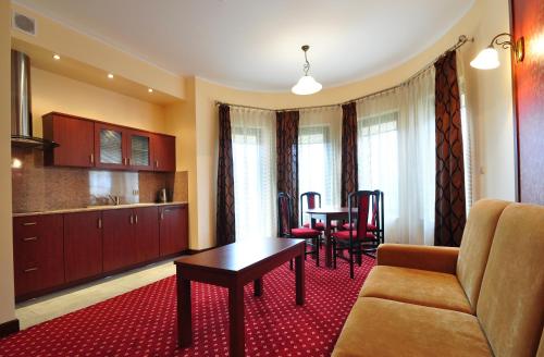 uma sala de estar com um sofá e uma mesa em Apartamenty Continental em Krynica Morska