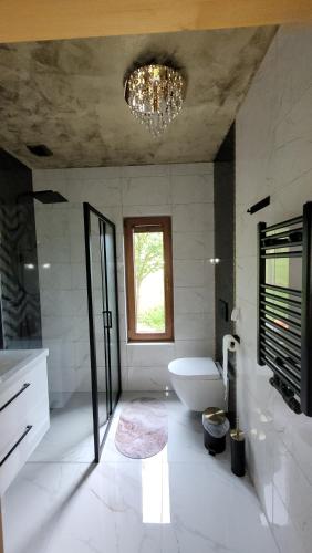 Bilik mandi di DOMEK NA GÓRACH z JACUZZI I SAUNĄ