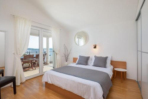 Postel nebo postele na pokoji v ubytování Sea View Apartments Tihi II