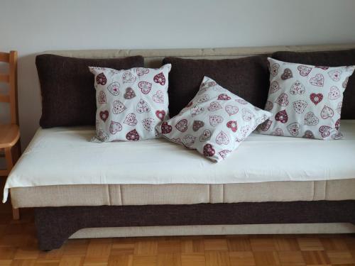 Ένα ή περισσότερα κρεβάτια σε δωμάτιο στο Rooms and Apartment Na poljani
