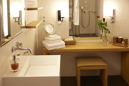 ピュリニィ・モンラッシェにあるHameau de Blagnyのバスルーム(洗面台、鏡付)