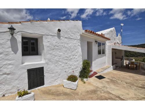 アス・マルカダルにあるBelvilla by OYO Antigua Enzellの白い家(ポーチ付)