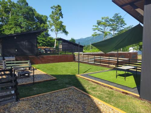 小谷村的住宿－HIEDA SANSO，一个带野餐桌和帐篷的公园