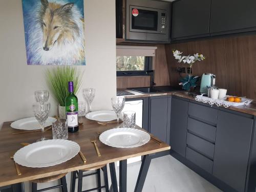 Kuchyň nebo kuchyňský kout v ubytování Glamorous Glamping