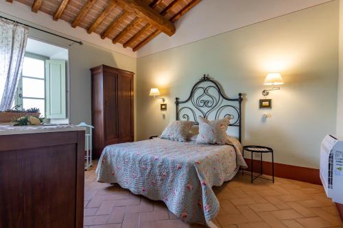 ein Schlafzimmer mit einem Bett mit zwei Teddybären darauf in der Unterkunft Agriturismo I Savelli in Castiglione dʼOrcia