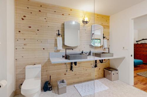 a bathroom with two sinks and a toilet at Walling Mountain Retreat in Groveland