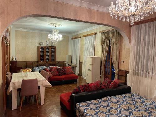 Welcome to Kobuleti في كوبوليتي: غرفة معيشة مع أريكة وطاولة