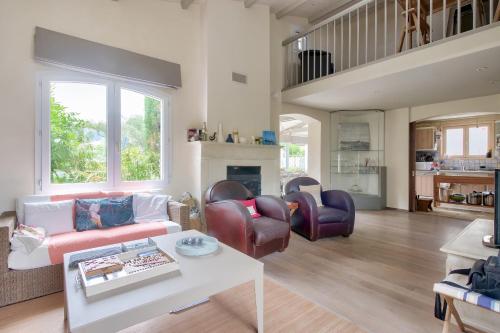 un salon avec un canapé et des chaises dans l'établissement La Flotte - 10 Personnes - 800m du centre, à La Flotte