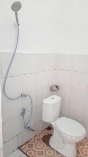 un bagno con wc e doccia di the village rua beach homestay a Rua