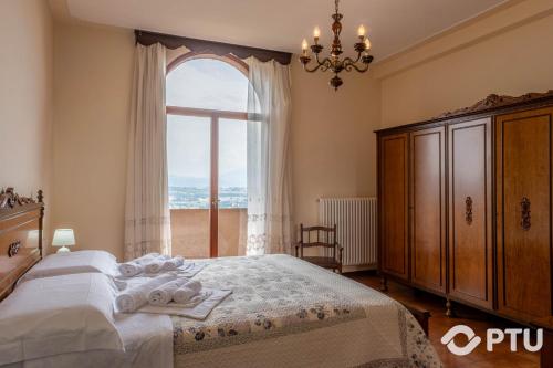 1 dormitorio con 1 cama grande y ventana grande en PoloTuristicoUmbria Villa del Maestrale, en Perugia