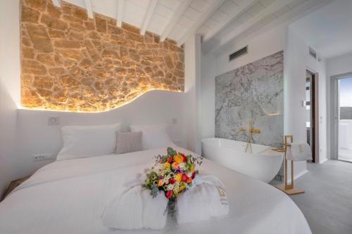 Postel nebo postele na pokoji v ubytování Legendary Suites