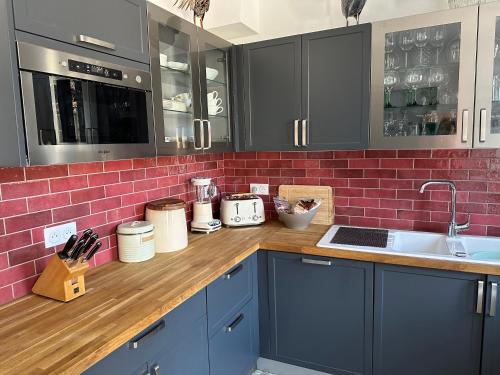 Η κουζίνα ή μικρή κουζίνα στο Central village house in Bussiere Poitevine