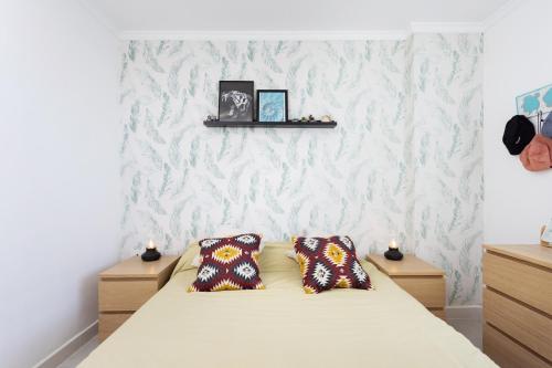 1 dormitorio con 1 cama con 2 almohadas en Acogedor Apartamento con vistas al mar en Costa Adeje, en Adeje