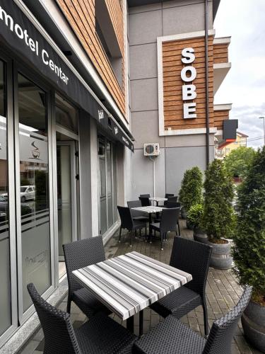 un patio con mesa y sillas frente a un edificio en Motel Centar, en Bijeljina
