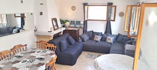 un salon avec un canapé et une table dans l'établissement Maison conviviale avec jacuzzi à Le Bar-sur-Loup, à Le Bar-sur-Loup