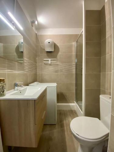 une salle de bain avec des toilettes blanches et un lavabo dans l'établissement *Les Voiliers, Studio, Vue sur Mer, Wifi, Parking*, à Mauguio
