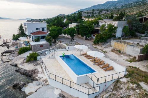 Výhled na bazén z ubytování Luxury Villa Solis nebo okolí