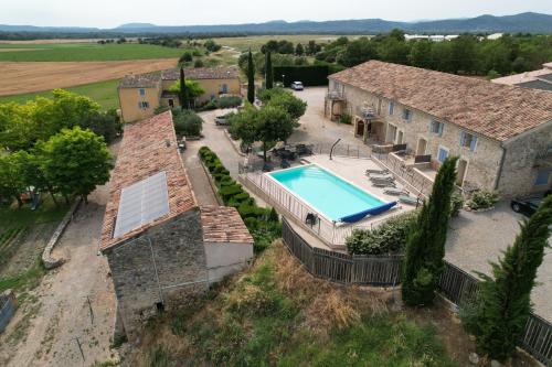 una vista aérea de una casa con piscina en Chambres d'hôtes La Clape, en Vinon-sur-Verdon
