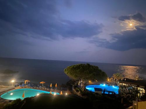 vista sulla piscina di notte di Giardino sul mare a Giardini Naxos