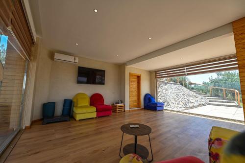 a living room with colorful chairs and a table at Le Parc des Oliviers in Marrakech
