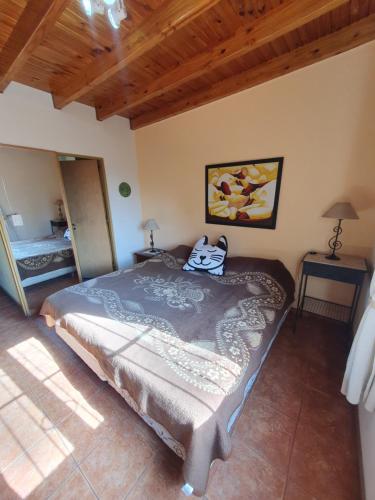 um quarto com uma cama grande num quarto em Casa Moldes, Alto Dorrego - Mendoza em Guaymallén