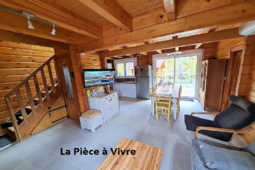 un salon avec une cuisine et une salle à manger dans l'établissement A BIAS Chalet 4 à 6 Personnes Entièrement Climatisé Chargeur VE 7kw-Wifi-Balnéo et Piscine, à Bias