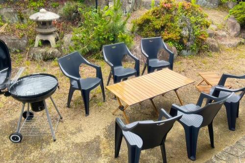 a group of chairs and a table and a grill at 【１棟貸切宿】木曽家旅館〜しまなみ海道最初の島〜 in Onomichi