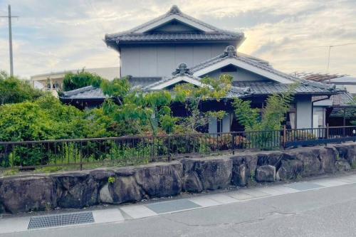 尾道市1棟貸切宿 木曽家旅館 しまなみ海道最初の島 supported by COCOSTAY的街道边的房子