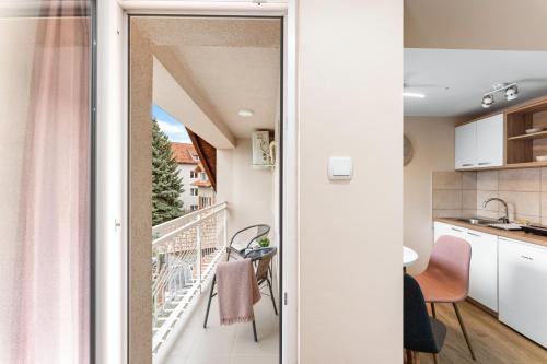 索科礦泉村的住宿－M Apartments，小型公寓 - 带厨房和阳台
