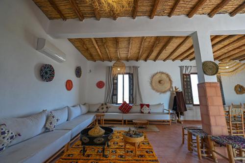 a living room with a couch and a table at Le Parc des Oliviers in Marrakech