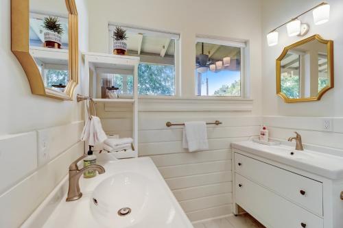 bagno bianco con lavandino e specchio di The Great Outdoors a San Antonio