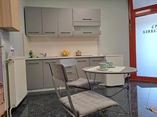 eine Küche mit einem Tisch, einem Tisch und Stühlen in der Unterkunft MIA'S corner in Kamnik
