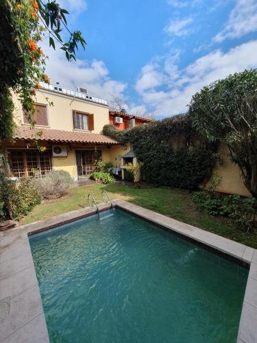 uma piscina no quintal de uma casa em Casa Moldes, Alto Dorrego - Mendoza em Guaymallén