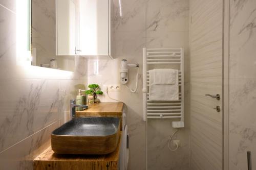 y baño con lavabo de madera y ducha. en Kukos Apartment Corfu en Kanoni