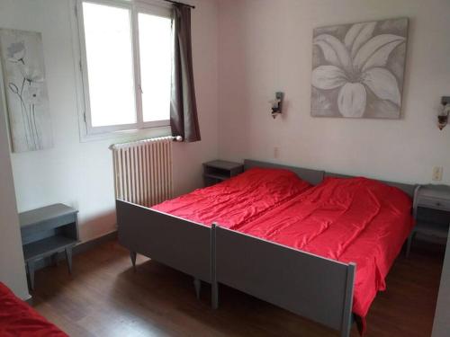 - une chambre avec un lit rouge et une fenêtre dans l'établissement Kerleuquer Ty Nevez, à Plobannalec-Lesconil