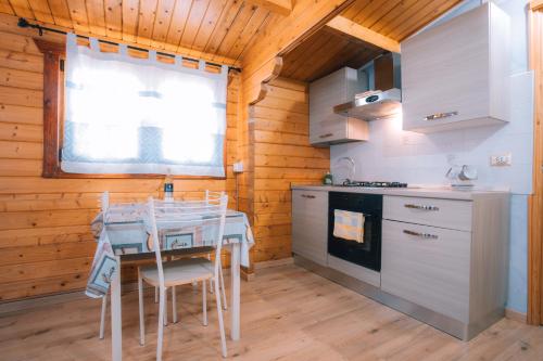 a kitchen with a table and chairs in a room at Chalet Sa Petra Ruja - Gadu e Tremene in Siniscola