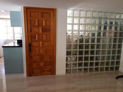 une chambre avec une porte et un mur de verres à vin dans l'établissement DELUXE Studio ATHOS 50 MP Garden patio BENALMADENA Golf & Beach, à Benalmádena