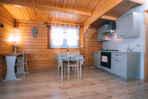 a kitchen with a table and chairs in a room at Chalet Sa Petra Ruja - Gadu e Tremene in Siniscola