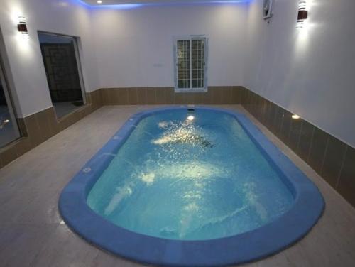 a large blue bath tub in a room at منتجع الجزيرة الخضراء in Al Hada