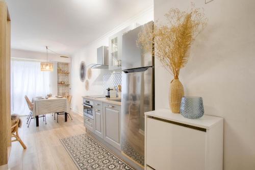 Il comprend une cuisine équipée d'un réfrigérateur et d'une table. dans l'établissement STUDIO AVEC ESPACE NUIT EN PLEIN CENTRE DE DEAUVILLE, à Deauville