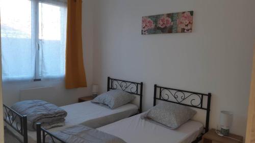 deux lits jumeaux dans une chambre avec fenêtre dans l'établissement maison 6 personnes a parentis, à Parentis-en-Born