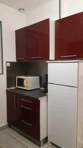 La cuisine est équipée d'un four micro-ondes et d'un réfrigérateur. dans l'établissement maison 6 personnes a parentis, à Parentis-en-Born