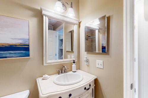 ein Bad mit einem Waschbecken und einem Spiegel in der Unterkunft Sea Side Villas 108 in Hilton Head Island
