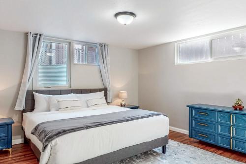 1 dormitorio con 1 cama grande y 2 armarios azules en Retreat on Fillmore Street, en Caldwell
