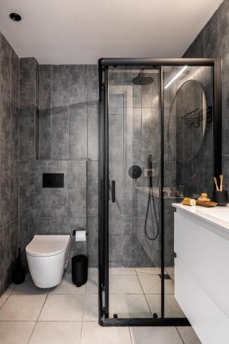 a bathroom with a shower and a toilet at Mate GEORGE - By HOMY in Tel Aviv
