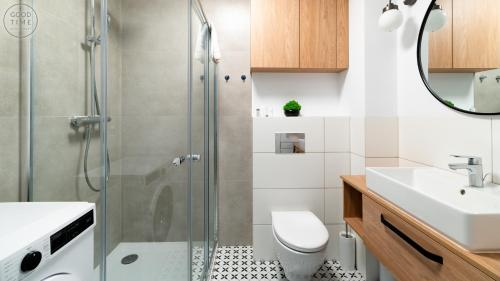 y baño con ducha, aseo y lavamanos. en Apartamenty Good Time - Osada Górska przy szlaku na Chybotek, en Szklarska Poręba